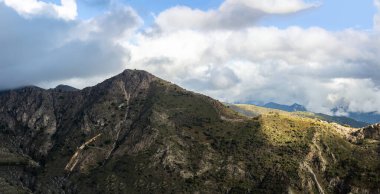 Fırtına gününde Maroma 'ya yürüyüş parkurundan panoramik manzara, Sierra Tejeda, İspanya 