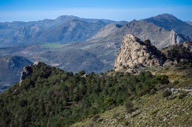 Maroma Tepesi, Sierra Tejeda, İspanya 'ya yürüyüş parkurunun panoramik görüntüsü 