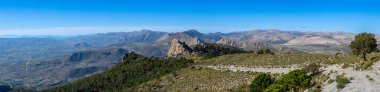Maroma Tepesi, Sierra Tejeda, İspanya 'ya yürüyüş parkurunun panoramik görüntüsü 