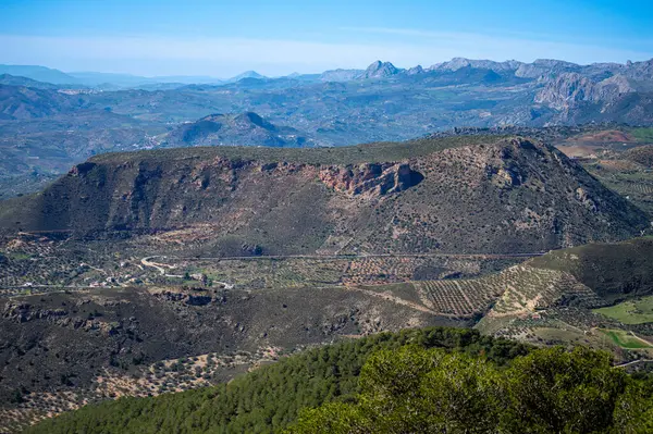 Maroma Tepesi, Sierra Tejeda, İspanya 'ya yürüyüş parkurunun panoramik görüntüsü 