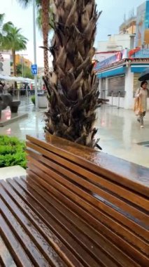 TORREMOLINOS, SPAIN - 30 Mart 2024: 30 Mart 2024 'te İspanya' nın Torremolinos kentindeki şehir merkezinde yağmurlu hava