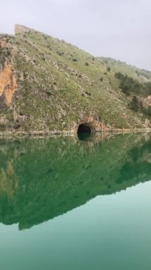 Quentar 'daki rezervuar barajında bulutlu hava durumu, Granada ili, Endülüs, İspanya