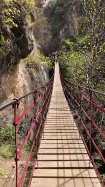 Monachil, Granada, İspanya 'daki Monachil nehri üzerinde Sabina' nın yürüyüş yolu.