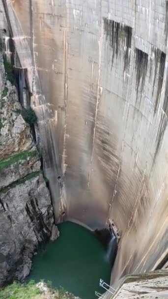 曇った天気 グラナダ州 アンダルシア スペインのクエーテンの貯水池ダム — ストック動画