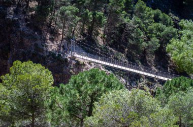 Alman nehri üzerinden Colgante Köprüsü 'ne (Puente Colgante El Saltillo) yürüyüş yolu, Sierra Tejeda, İspanya