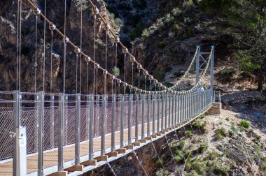 Alman nehri üzerinden Colgante Köprüsü 'ne (Puente Colgante El Saltillo) yürüyüş yolu, Sierra Tejeda, İspanya