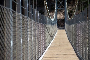 Alman nehri üzerinden Colgante Köprüsü 'ne (Puente Colgante El Saltillo) yürüyüş yolu, Sierra Tejeda, İspanya