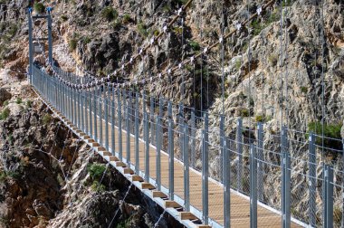 Alman nehri üzerinden Colgante Köprüsü 'ne (Puente Colgante El Saltillo) yürüyüş yolu, Sierra Tejeda, İspanya