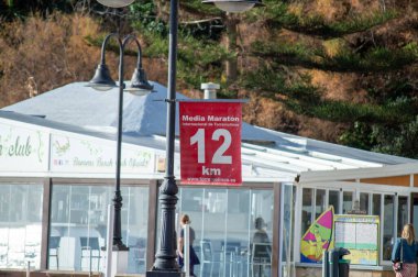 TORREMOLINOS, SPAIN - 4 Şubat 2024: Torremolinos, İspanya 'da Maraton de Torremolinos' un yarısında koşucular