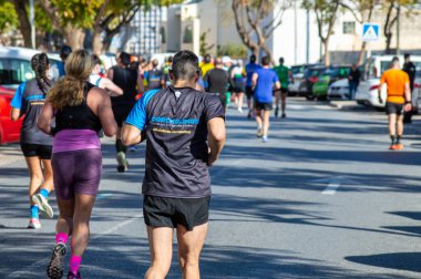 TORREMOLINOS, SPAIN - 4 Şubat 2024: Torremolinos, İspanya 'da Maraton de Torremolinos' un yarısında koşucular