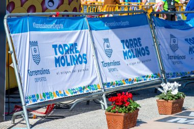 TORREMOLINOS, SPAIN - 4 Şubat 2024: Torremolinos, İspanya 'da Maraton de Torremolinos' un yarısında koşucular