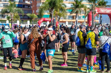 TORREMOLINOS, SPAIN - 4 Şubat 2024: Torremolinos, İspanya 'da Maraton de Torremolinos' un yarısında koşucular