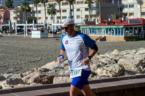 TORREMOLINOS, SPAIN - 4 Şubat 2024: Torremolinos, İspanya 'da Maraton de Torremolinos' un yarısında koşucular