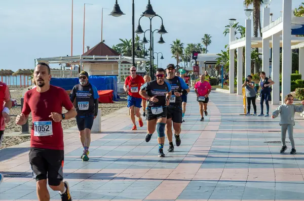 TORREMOLINOS, SPAIN - 4 Şubat 2024: Torremolinos, İspanya 'da Maraton de Torremolinos' un yarısında koşucular