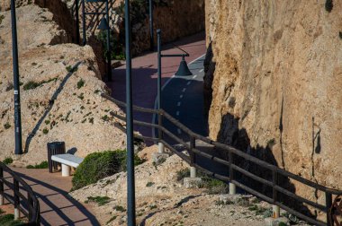 Sabah, kayaların üzerinde ve İspanya 'nın Rincon de la Victoria kentindeki 