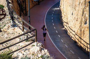 Sabah, kayaların üzerinde ve İspanya 'nın Rincon de la Victoria kentindeki 