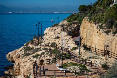 Sabah, kayaların üzerinde ve İspanya 'nın Rincon de la Victoria kentindeki 