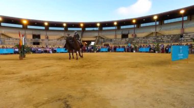 TORREMOLINOS, İspanya - 30 Eylül 2023: Atlılar 30 Eylül 2023 tarihinde İspanya 'nın Torremolinos kentindeki San Miguel fuarında gösteri yaptılar