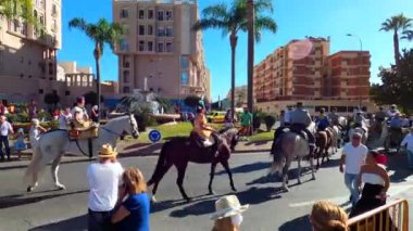 TORREMOLINOS, SPAIN - 24 Eylül 2023: 24 Eylül 2023 tarihinde İspanya 'nın Torremolinos kentindeki fuarın ilk günü olarak geleneksel San Miguel Romeria (Romeria de San Miguel) festivalinde hacılar