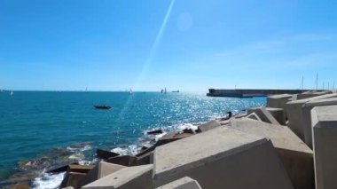 MALAGA, İSPAN 23 Eylül 2023: Malaga, İspanya 'da Malageta sahilinin önündeki yatlar 23 Eylül 2023