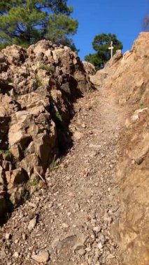 Caballos nehri üzerindeki şelalelere doğru yürüyüş yolu Tolox, Malaga, İspanya 'daki Sierra de la Nieves Ulusal Parkı