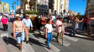 TORREMOLINOS, SPAIN - 24 Eylül 2023: 24 Eylül 2023 tarihinde İspanya 'nın Torremolinos kentindeki fuarın ilk günü olarak geleneksel San Miguel Romeria (Romeria de San Miguel) festivalinde hacılar