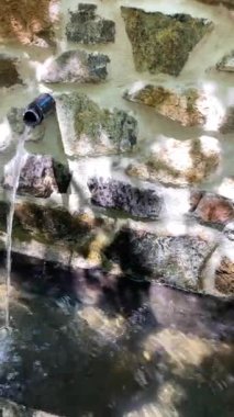 Caballos nehri üzerindeki şelalelere doğru yürüyüş yolu Tolox, Malaga, İspanya 'daki Sierra de la Nieves Ulusal Parkı