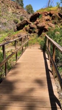 Caballos nehri üzerindeki şelalelere doğru yürüyüş yolu Tolox, Malaga, İspanya 'daki Sierra de la Nieves Ulusal Parkı