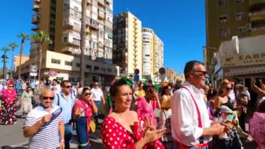 TORREMOLINOS, SPAIN - 24 Eylül 2023: 24 Eylül 2023 tarihinde İspanya 'nın Torremolinos kentindeki fuarın ilk günü olarak geleneksel San Miguel Romeria (Romeria de San Miguel) festivalinde hacılar