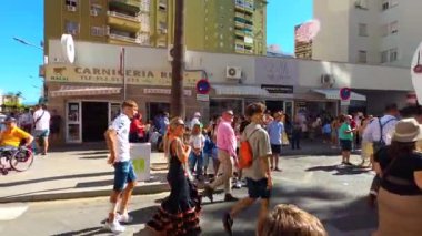 TORREMOLINOS, SPAIN - 24 Eylül 2023: 24 Eylül 2023 tarihinde İspanya 'nın Torremolinos kentindeki fuarın ilk günü olarak geleneksel San Miguel Romeria (Romeria de San Miguel) festivalinde hacılar