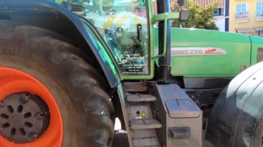 TORREMOLINOS, SPAIN - 24 Eylül 2023: 24 Eylül 2023 tarihinde İspanya 'nın Torremolinos kentindeki fuarın ilk günü olarak geleneksel San Miguel Romeria (Romeria de San Miguel) festivalinde hacılar