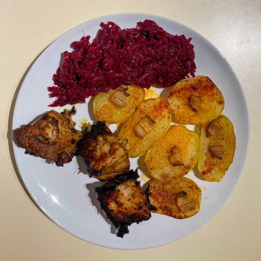 Et, patates, pastırma ve kırmızı pancar.