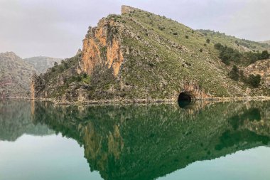 Quentar 'daki rezervuar barajında bulutlu hava durumu, Granada ili, Endülüs, İspanya
