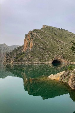 Quentar 'daki rezervuar barajında bulutlu hava durumu, Granada ili, Endülüs, İspanya