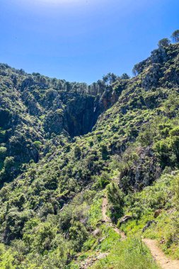 Caballos nehri üzerindeki şelalelere doğru yürüyüş yolu Tolox, Malaga, İspanya 'daki Sierra de la Nieves Ulusal Parkı