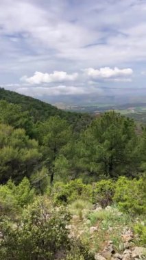 El Robledal, Sierra Tejeda, İspanya 'dan Maroma tepesine yürüyüş parkurundaki muhteşem manzaralar. 