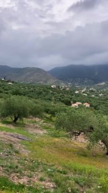Yoldaki sisli dağlar, Endülüs, Sierra Tejeda Doğal Parkı, İspanya