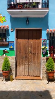 JUZCAR, İspanya - 28 Nisan 2024: Juzcar, İspanya 'daki Mavi Şirinler Köyünü Ziyaret