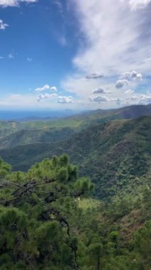 Sierra de las Nieves Ulusal Parkı, Endülüs, Güney İspanya 'da, dağların ve denizin üzerinde mavi bulutlar.