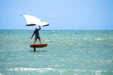 TORREMOLINOS, İspanya - 28 Mayıs 2023: Torremolinos, İspanya sahilindeki sörfçüler 28 Mayıs 2023