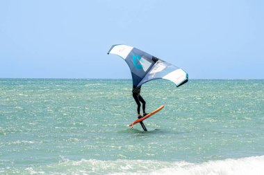 TORREMOLINOS, İspanya - 28 Mayıs 2023: Torremolinos, İspanya sahilindeki sörfçüler 28 Mayıs 2023