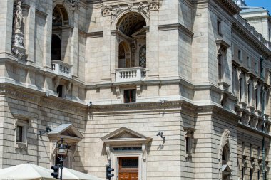 BUDAPEST, HUNGARY - 7 Temmuz 2023 Macar Kraliyet Opera Evi şehir merkezinde yer almaktadır. Güzel bir yaz günü, 7 Temmuz 2023 'te Budapeşte, Macaristan' da insanlar sokaklara döküldü.