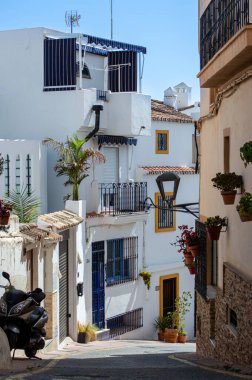 ESTEPONA, İspanya - 29 Temmuz 2023 'te İspanya' nın Estepona kentinde güneşli bir yaz gününde şehir merkezinde yürüyüş