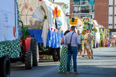 TORREMOLINOS, SPAIN - 24 Eylül 2023: 24 Eylül 2023 tarihinde İspanya 'nın Torremolinos kentindeki fuarın ilk günü olarak geleneksel San Miguel Romeria (Romeria de San Miguel) festivalinde hacılar