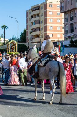 TORREMOLINOS, SPAIN - 24 Eylül 2023: 24 Eylül 2023 tarihinde İspanya 'nın Torremolinos kentindeki fuarın ilk günü olarak geleneksel San Miguel Romeria (Romeria de San Miguel) festivalinde hacılar