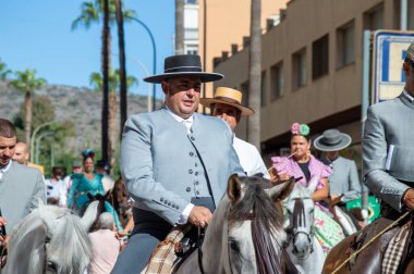 TORREMOLINOS, SPAIN - 24 Eylül 2023: 24 Eylül 2023 tarihinde İspanya 'nın Torremolinos kentindeki fuarın ilk günü olarak geleneksel San Miguel Romeria (Romeria de San Miguel) festivalinde hacılar