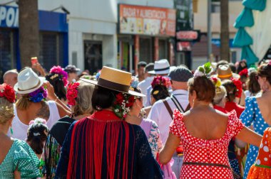TORREMOLINOS, SPAIN - 24 Eylül 2023: 24 Eylül 2023 tarihinde İspanya 'nın Torremolinos kentindeki fuarın ilk günü olarak geleneksel San Miguel Romeria (Romeria de San Miguel) festivalinde hacılar