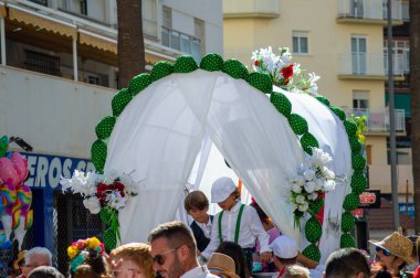 TORREMOLINOS, SPAIN - 24 Eylül 2023: 24 Eylül 2023 tarihinde İspanya 'nın Torremolinos kentindeki fuarın ilk günü olarak geleneksel San Miguel Romeria (Romeria de San Miguel) festivalinde hacılar