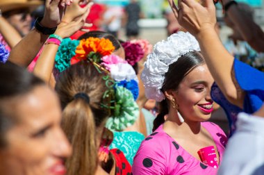 TORREMOLINOS, SPAIN - 24 Eylül 2023: 24 Eylül 2023 tarihinde İspanya 'nın Torremolinos kentindeki fuarın ilk günü olarak geleneksel San Miguel Romeria (Romeria de San Miguel) festivalinde hacılar