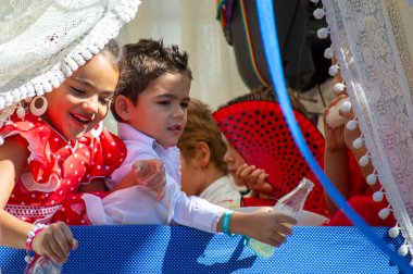 TORREMOLINOS, SPAIN - 24 Eylül 2023: 24 Eylül 2023 tarihinde İspanya 'nın Torremolinos kentindeki fuarın ilk günü olarak geleneksel San Miguel Romeria (Romeria de San Miguel) festivalinde hacılar